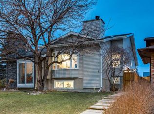 4 S Cedarbrook Way SW, Calgary, AB T2W3Y3