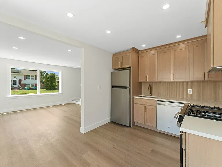 607 W Madison Ave — Photo 2
