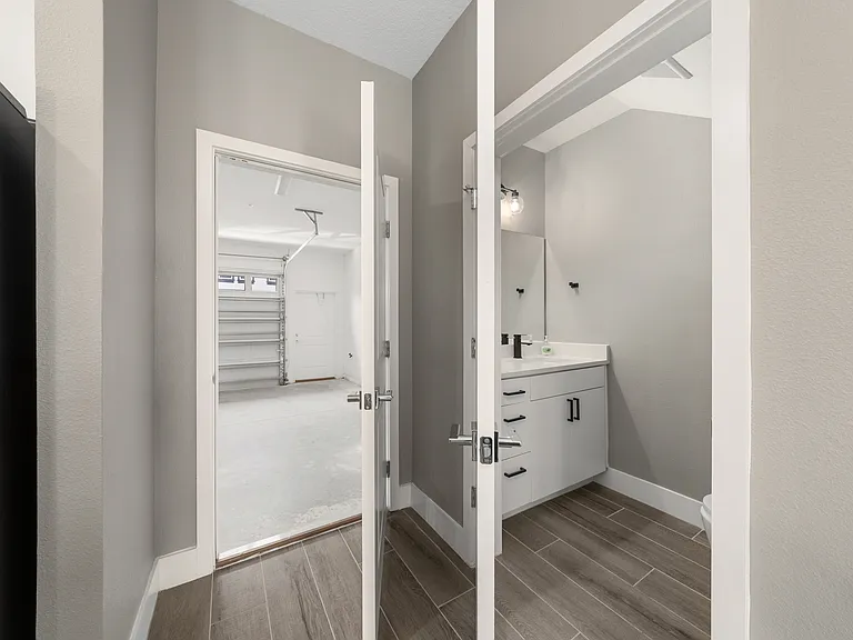 2105 Broome St — Photo 16