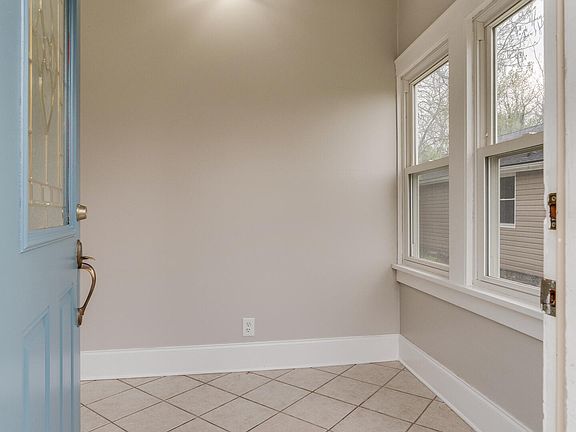 5th image of 206 E Sevier Ave