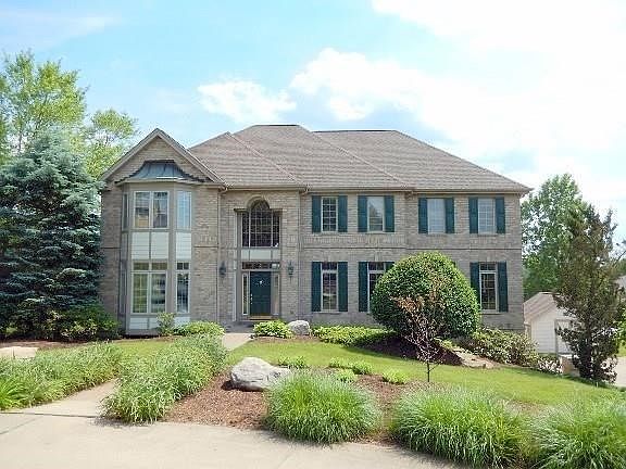 In the Heart of Harmony this amazing Executive Home  is situated on 5 private acres.