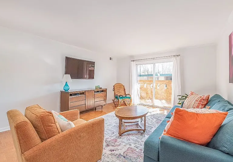 Hedgemore Dr — Photo 1