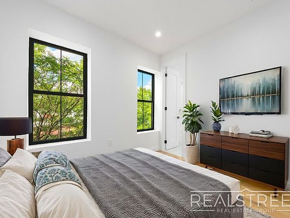 2nd image of 206 Mac Dougal St #4