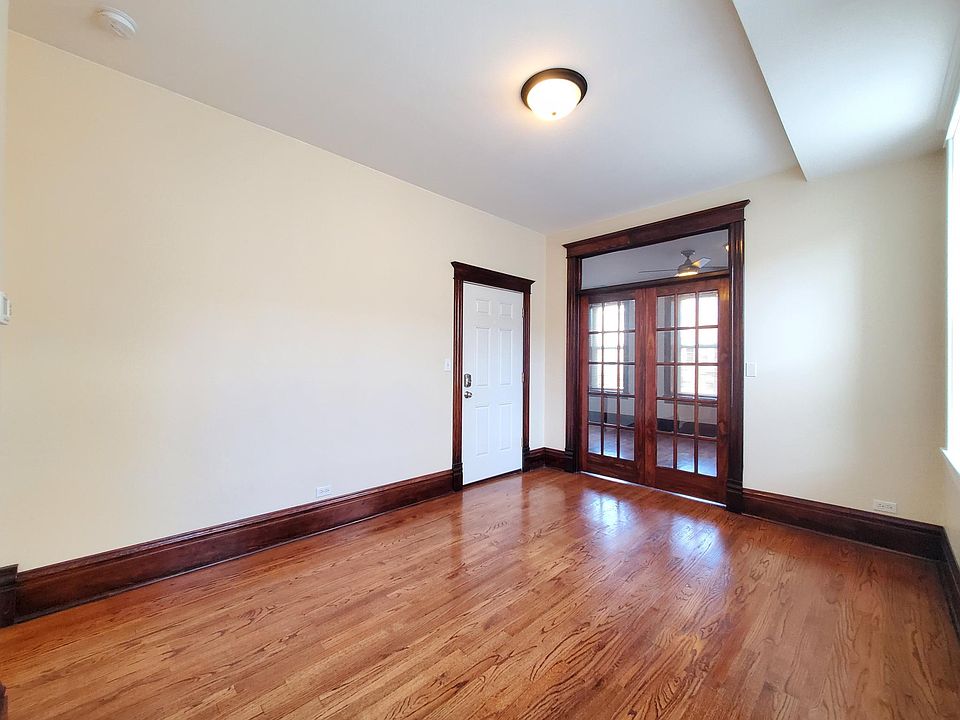 Receiving room. The French doors give access to the 1st bedroom (very large bedroom)