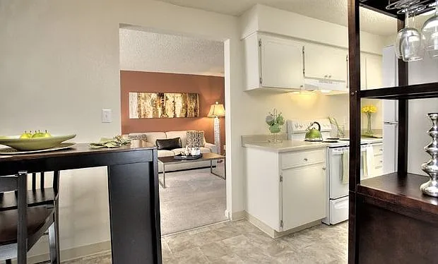 Greenbriar Villa Apartments — Photo 16