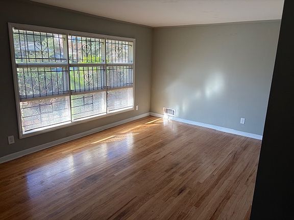 3rd image of 2952 Valley Ridge Dr