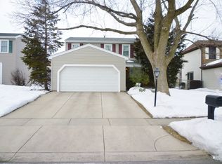 520 Dover Dr, Roselle, IL 60172