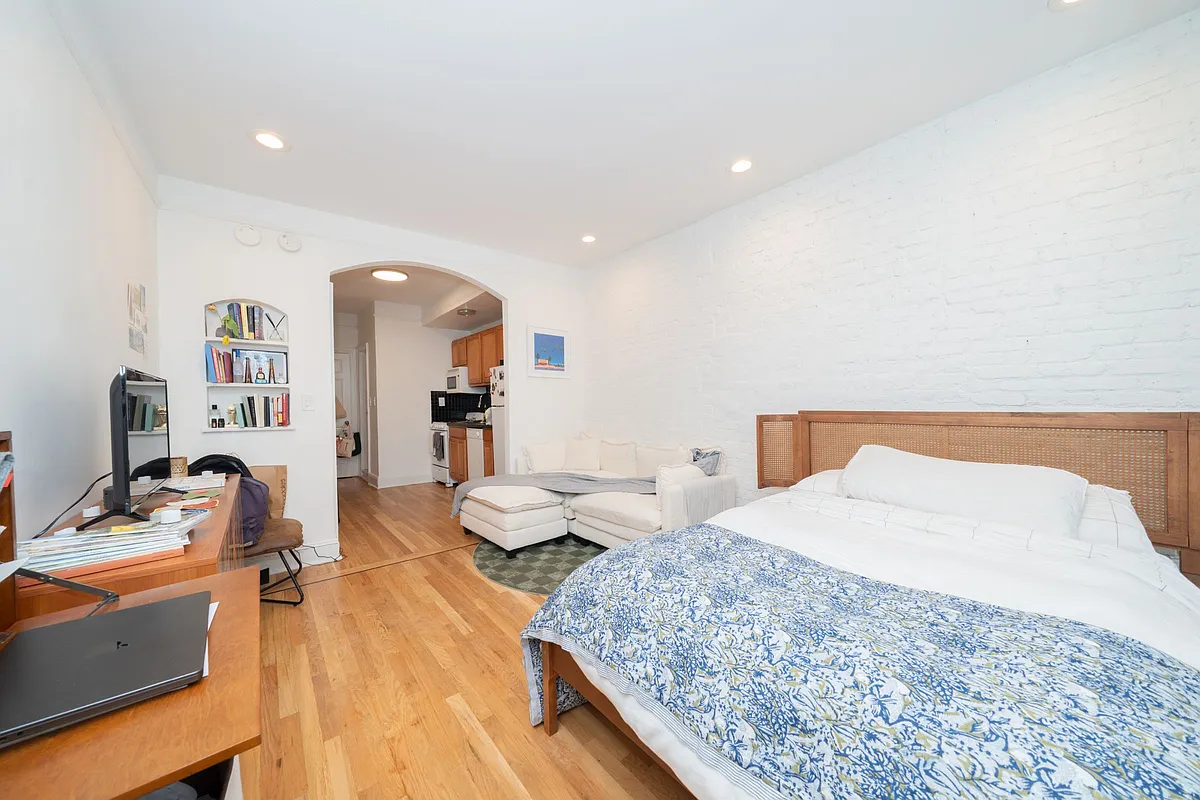 Building Photo - 344 W 17th St #B