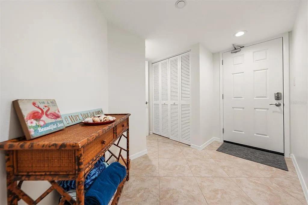 1 bed, 1.5 bath, 885 sqft, $5,000 — Photo 3
