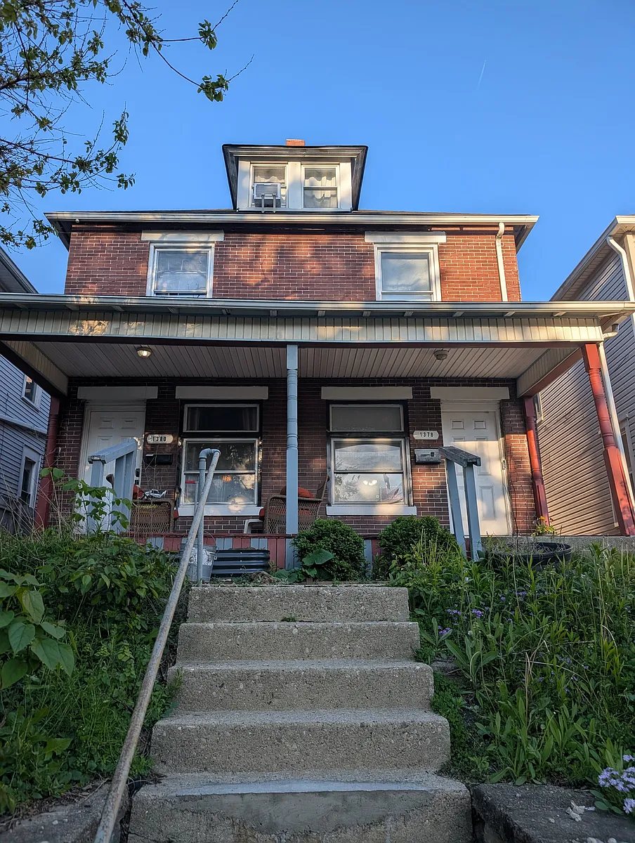 Building Photo - 1378 Summit St