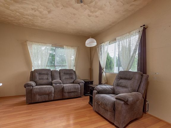 4th image of 4337 E E St