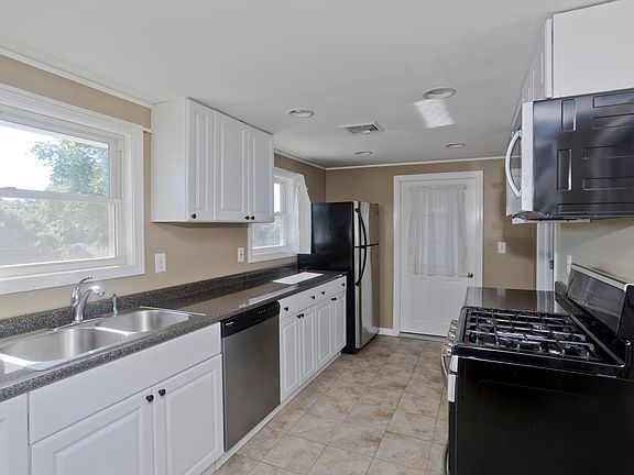 4th image of 111 Quartus St #2