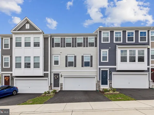 18267 Summit Pointe Dr, Triangle, VA 22172