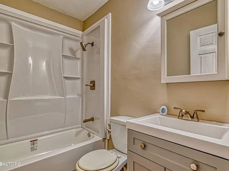 403 Richmond Ave — Photo 6