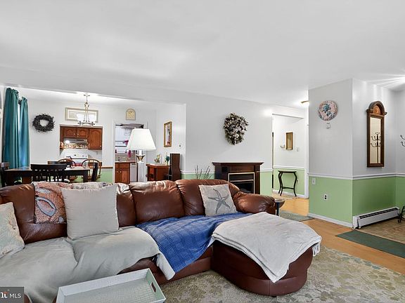 3rd image of 3272 Philmont Ave