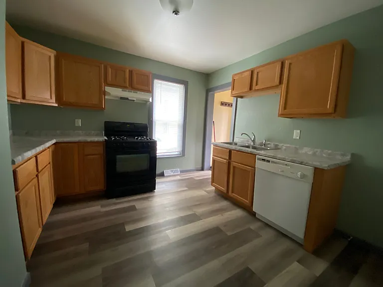 1124 Jefferson St — Photo 2