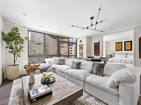 100 United Nations Plaza image 1 of 10