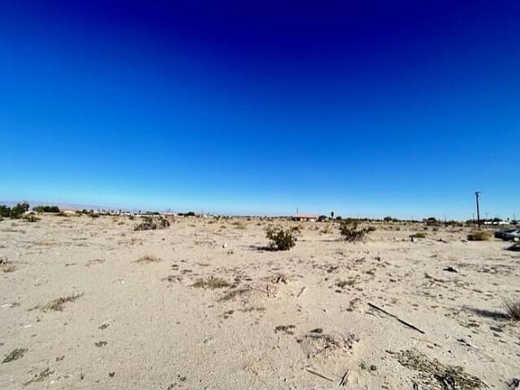 4th image of 2641 Desert Dr