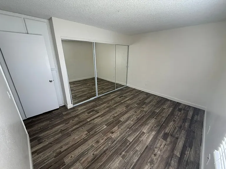 BONITA COURT APARTMENTS — Photo 11
