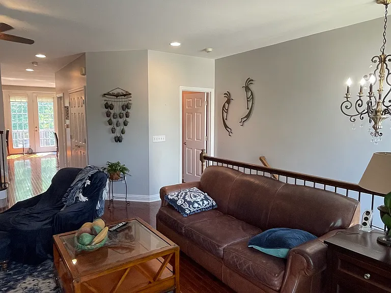 574 E Vanderbilt Dr — Photo 3