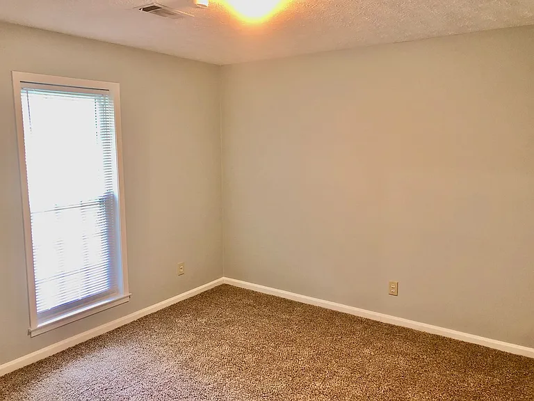 480 Eastdale Rd S — Photo 5