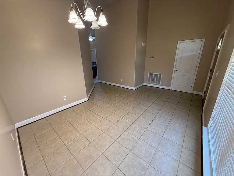 4039 Cambridge Dr — Photo 8