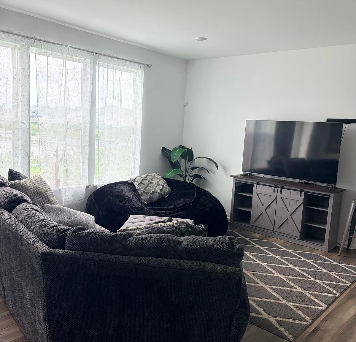4 bed, 2.5 bath, 2292 sqft, $3,500 — Photo 4