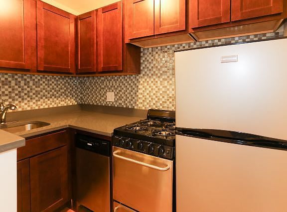 4th image of 445 W Barry Ave APT 426