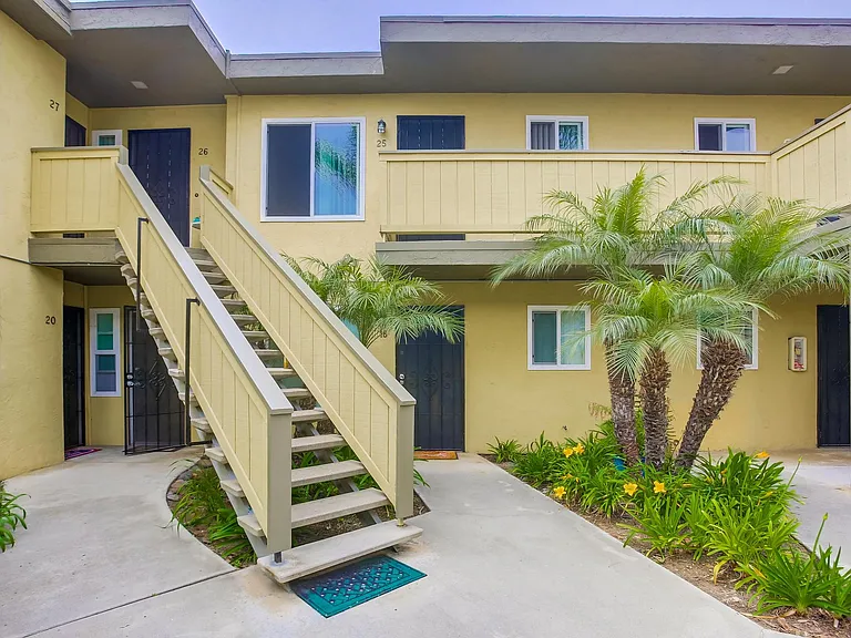 Carlsbad Village Apartments — Photo 2