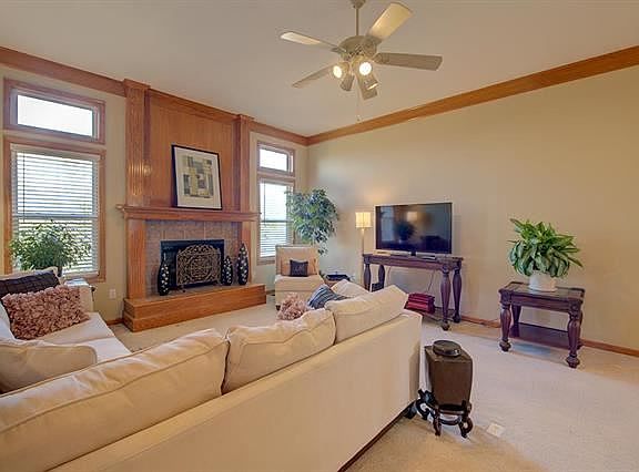 4th image of 215 NE Lamplighter Ln