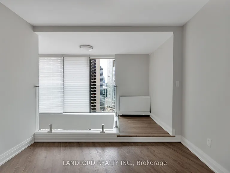 33 Harbour Sq #2208 — Photo 31