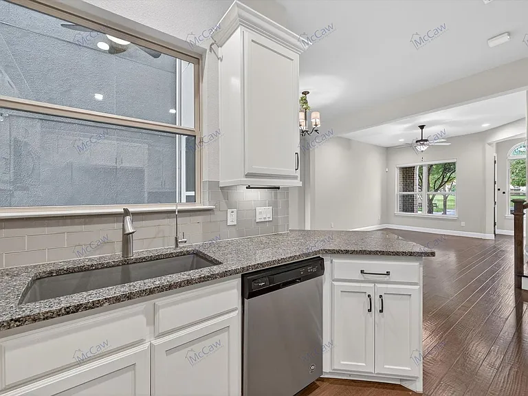 4224 Riverside Dr — Photo 9