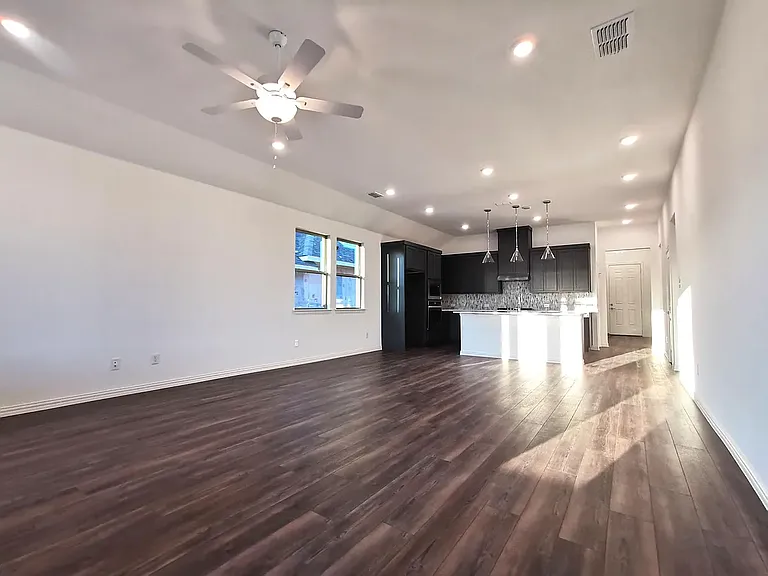 2405 Lovegrass Ln — Photo 8