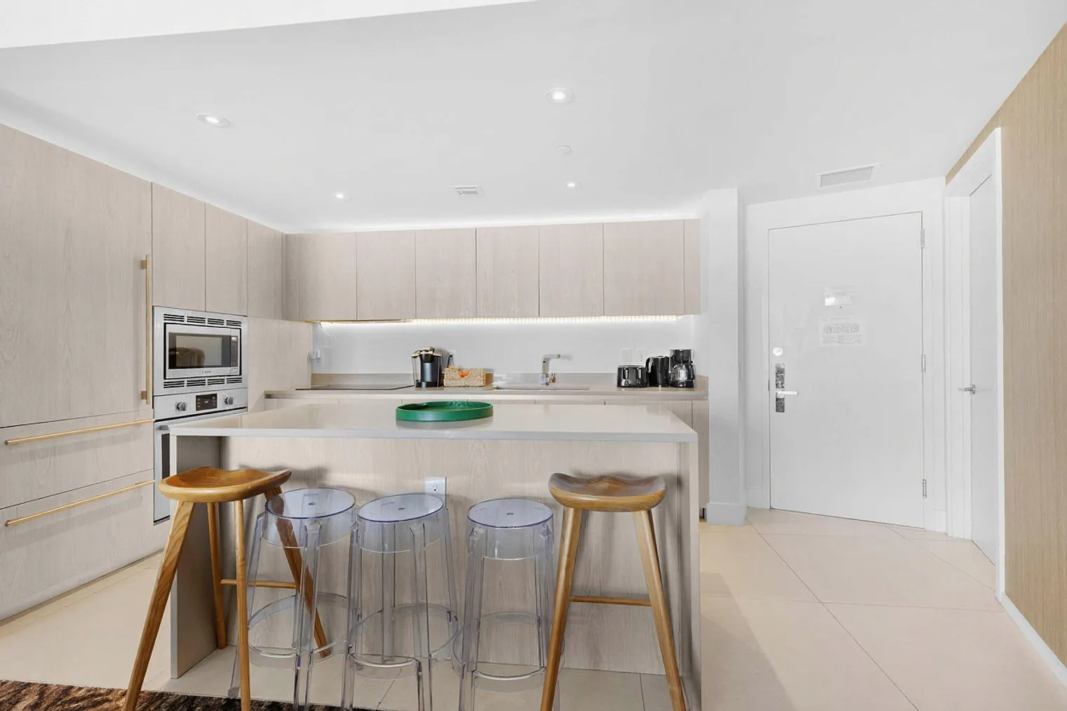 2 bed, 2.0 bath, 1097 sqft, $5,094 — Photo 3
