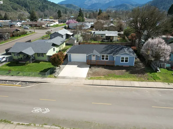 579 E 4th Ave, Riddle, OR 97469