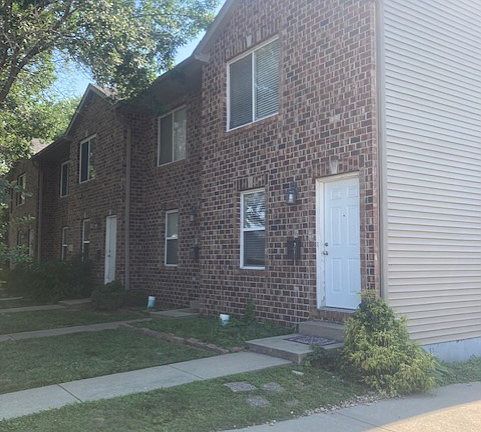 2nd image of 223 N Clinton St #4