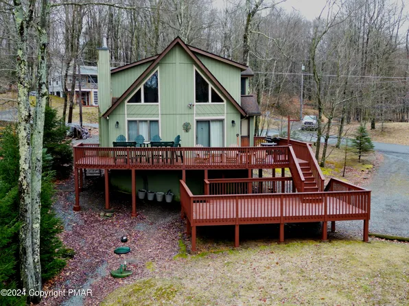 1451 Arrowhead Dr, Pocono Lake, PA 18347