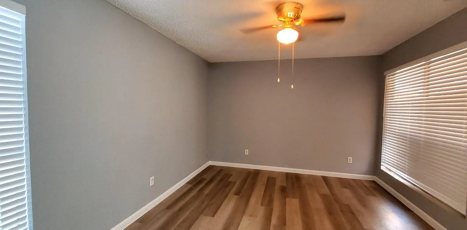 115 W Timberview Ln — Photo 2
