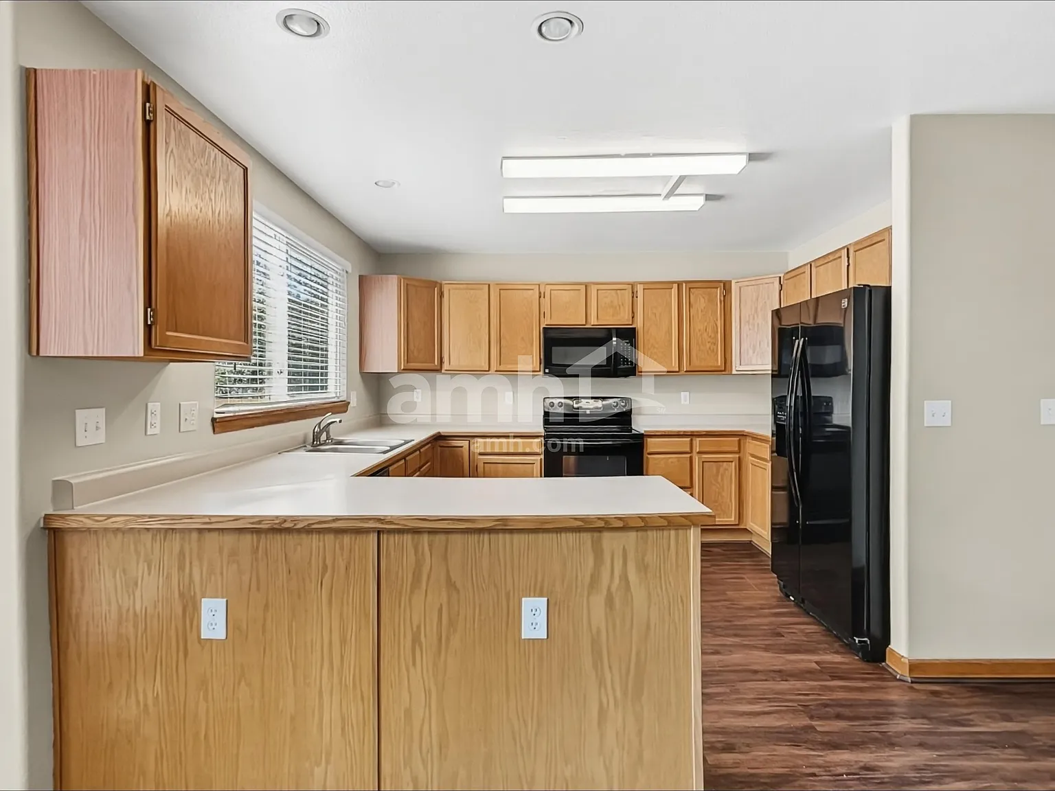 4 bed, 2.5 bath, 2442 sqft, $3,180 — Photo 4