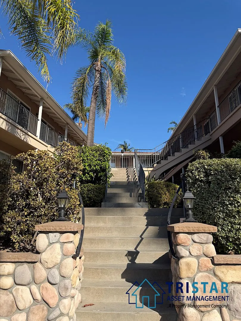 La Mesa Blvd North — Photo 2