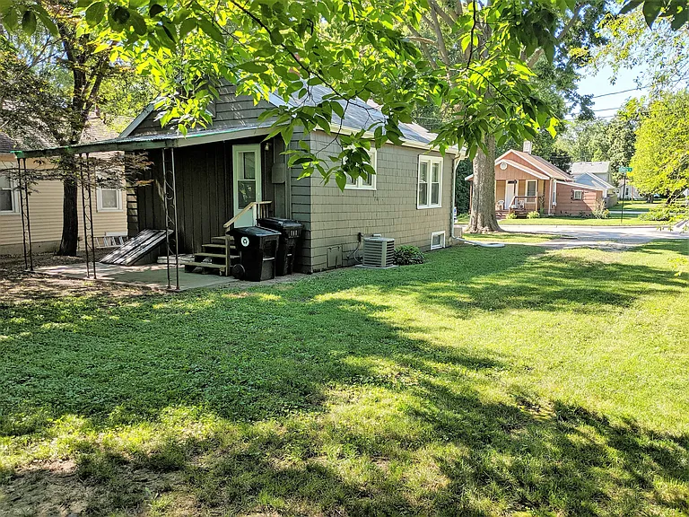 413 E Cherry St — Photo 16