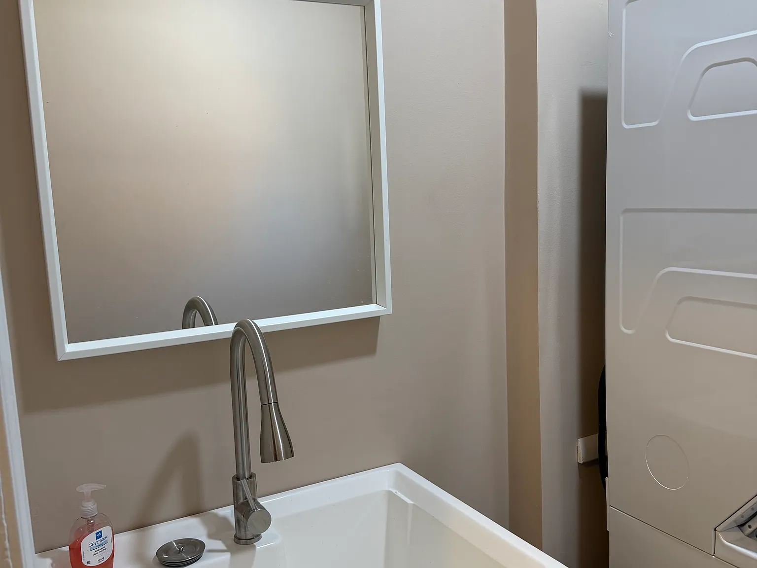 3 bed, 1.5 bath, 1942 sqft, $2,600 — Photo 3