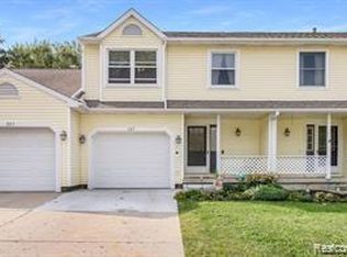 225 Meadow Pointe Dr, Fenton, MI 48430