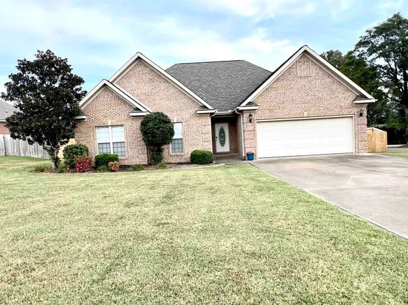 132 Graham Ave, Tuscumbia, AL 35674