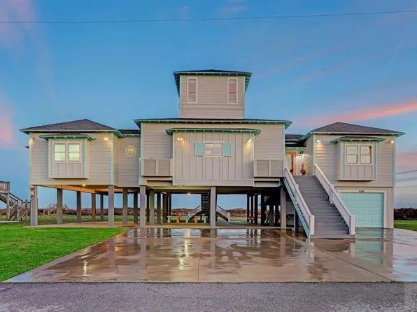 696 Villa Dr, Crystal Beach, TX 77650