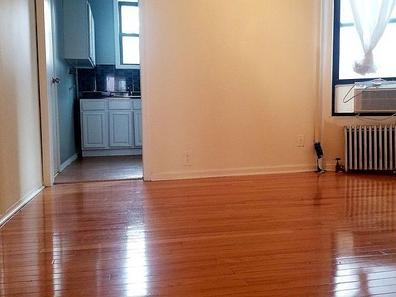 4th image of 714 Manhattan Ave #2