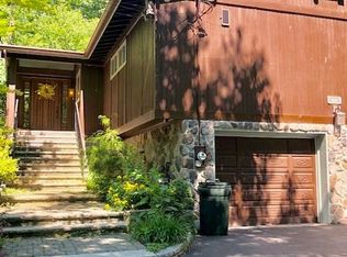 10 Ferruzza Dr, Chestnut Ridge, NY 10977