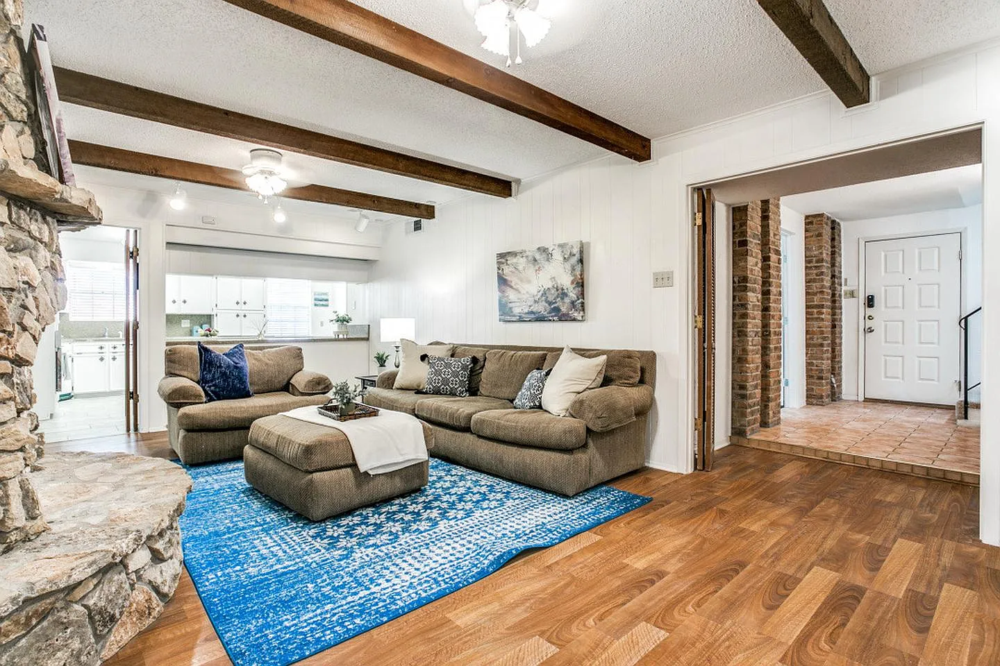 Bright and Cozy Arlington Home with a beautiful backyard — Photo 2