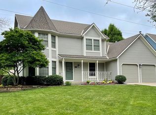 7928 Lakeview Ave, Lenexa, KS 66219