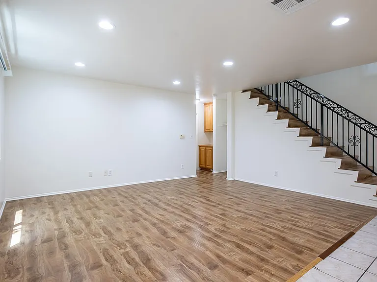 1189 W 36th St #4-5 — Photo 12
